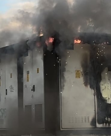 BURSA’NIN NİLÜFER İLÇESİ IŞIKTEPE MAHALLESİ ATA BULVARI ÜZERİNDE BULUNAN BİR TRAFODA HENÜZ BELİRLENEMEYEN NEDENLE YANGIN ÇIKTI.