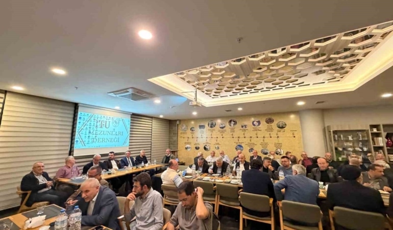 ULUDAĞ ÜNİVERSİTESİ ULUSLARARASI TİCARET ANABİLİM DALI ÖĞRETİM ÜYESİ DOÇ. DR. YÜKSEL OKŞAK, BURSA İHTİSAS STRATEJİK ARAŞTIRMALAR GRUBU’NUN (BİSAG) 298. AYLIK TOPLANTISI’NA KONUK KONUŞMACI OLARAK KATILDI. OKŞAK, KÜRESEL EKONOMİNİN CİDDİ BİR KIRILMA EŞİĞİNDE BULUNDUĞUNU BELİRTEREK, TÜRKİYE EKONOMİSİNİN KENDİ EKONOMİK VE SOSYAL GERÇEKLERİNE UYGUN POLİTİKALAR GELİŞTİRMESİ GEREKTİĞİNİ SÖYLEDİ.