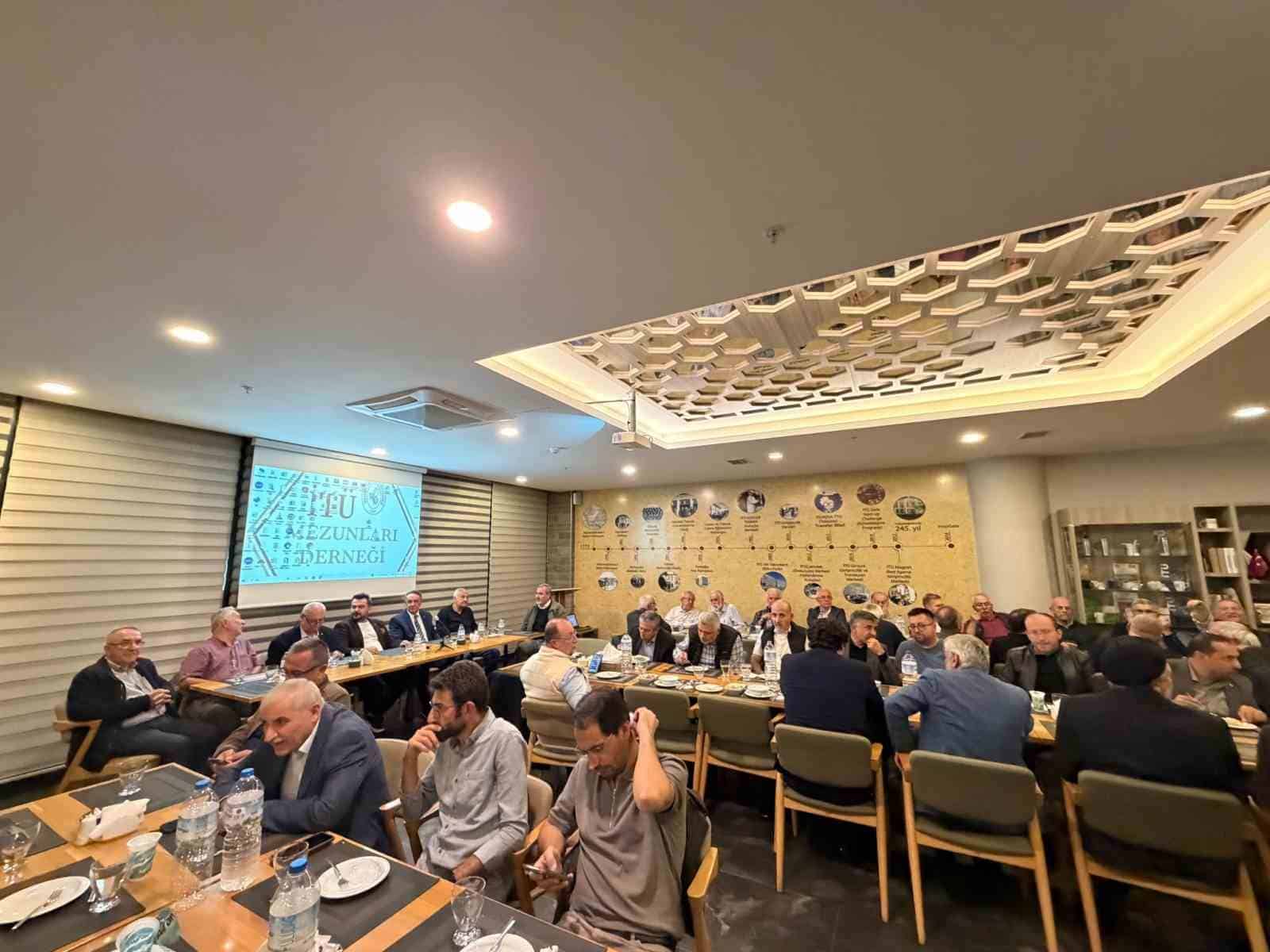 ULUDAĞ ÜNİVERSİTESİ ULUSLARARASI TİCARET ANABİLİM DALI ÖĞRETİM ÜYESİ DOÇ. DR. YÜKSEL OKŞAK, BURSA İHTİSAS STRATEJİK ARAŞTIRMALAR GRUBU’NUN (BİSAG) 298. AYLIK TOPLANTISI’NA KONUK KONUŞMACI OLARAK KATILDI. OKŞAK, KÜRESEL EKONOMİNİN CİDDİ BİR KIRILMA EŞİĞİNDE BULUNDUĞUNU BELİRTEREK, TÜRKİYE EKONOMİSİNİN KENDİ EKONOMİK VE SOSYAL GERÇEKLERİNE UYGUN POLİTİKALAR GELİŞTİRMESİ GEREKTİĞİNİ SÖYLEDİ.