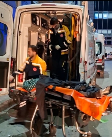 YARALANAN M.E.M., SAĞLIK EKİPLERİNİN OLAY YERİNDEKİ İLK MÜDAHALESİNİN ARDINDAN AMBULANSLA HASTANEYE KALDIRILDI.
