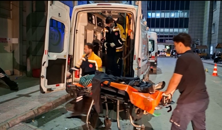 YARALANAN M.E.M., SAĞLIK EKİPLERİNİN OLAY YERİNDEKİ İLK MÜDAHALESİNİN ARDINDAN AMBULANSLA HASTANEYE KALDIRILDI.