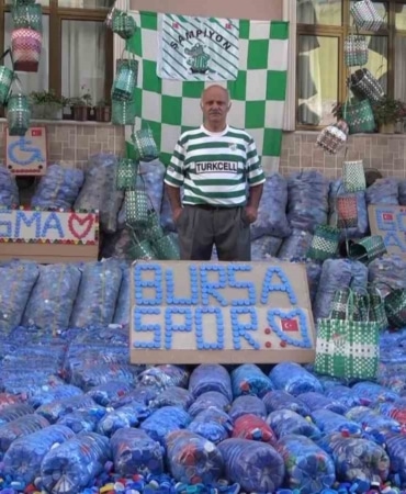 BURSA’DA YILLARDIR PLASTİK KAPAK TOPLAYARAK İHTİYAÇ SAHİPLERİNE DESTEK OLAN 62 YAŞINDAKİ NAZIM GÖKÇE, BU KEZ YAKLAŞIK 1 MİLYON KAPAĞI BURSASPOR’A BAĞIŞLAMAK İÇİN BİRİKTİRİYOR.