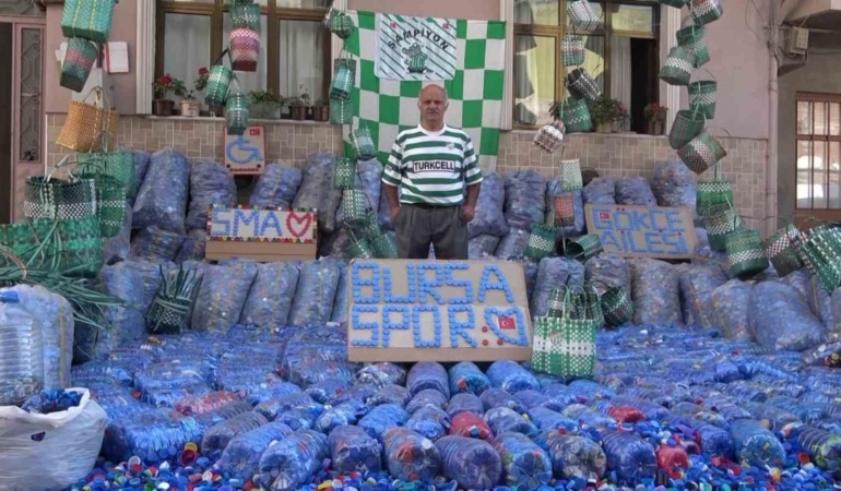 BURSA’DA YILLARDIR PLASTİK KAPAK TOPLAYARAK İHTİYAÇ SAHİPLERİNE DESTEK OLAN 62 YAŞINDAKİ NAZIM GÖKÇE, BU KEZ YAKLAŞIK 1 MİLYON KAPAĞI BURSASPOR’A BAĞIŞLAMAK İÇİN BİRİKTİRİYOR.