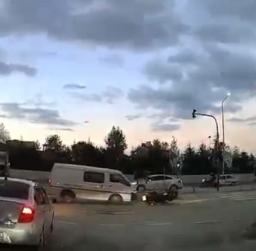 BURSA’DA HASTANE ÇIKIŞINDA MEYDANA GELEN KAZA BAŞKA BİR ARACIN KAMERASINA YANSIDI.
