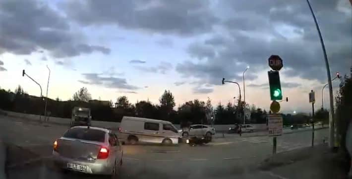 BURSA’DA HASTANE ÇIKIŞINDA MEYDANA GELEN KAZA BAŞKA BİR ARACIN KAMERASINA YANSIDI.