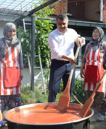 YILDIRIM BELEDİYESİ KADIN KOOPERATİFLERİ, KADINLARIN SOSYAL VE EKONOMİK HAYATTA DAHA GÜÇLÜ YER ALMASINA KATKI SAĞLIYOR.
