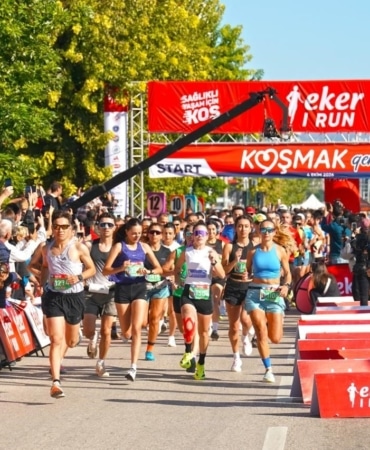 'KOŞMAK GEREK' TEMASIYLA DÜZENLENEN 13. EKER I RUN, İKİ GÜN BOYUNCA SPOR, DAYANIŞMA, EĞLENCE VE SÜRDÜRÜLEBİLİRLİĞİ BİR ARAYA GETİRDİ.