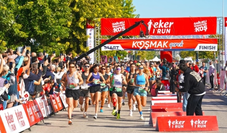 'KOŞMAK GEREK' TEMASIYLA DÜZENLENEN 13. EKER I RUN, İKİ GÜN BOYUNCA SPOR, DAYANIŞMA, EĞLENCE VE SÜRDÜRÜLEBİLİRLİĞİ BİR ARAYA GETİRDİ.