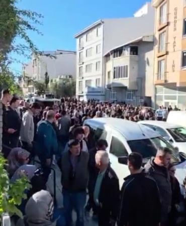 BURSA’NIN KARACABEY İLÇESİNDE SEVGİLİSİ MUSTAFA B. TARAFINDAN OTOMOBİLDE BOĞAZI KESİLEREK ÖLDÜRÜLDÜĞÜ İDDİA EDİLEN 18 YAŞINDAKİ GÖKÇE ALKAN, DÜZENLENEN CENAZE TÖRENİNİN ARDINDAN TOPRAĞA VERİLDİ.