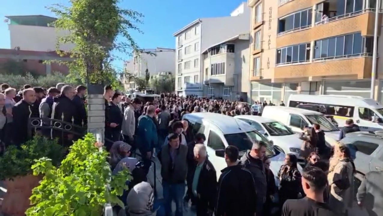 BURSA’NIN KARACABEY İLÇESİNDE SEVGİLİSİ MUSTAFA B. TARAFINDAN OTOMOBİLDE BOĞAZI KESİLEREK ÖLDÜRÜLDÜĞÜ İDDİA EDİLEN 18 YAŞINDAKİ GÖKÇE ALKAN, DÜZENLENEN CENAZE TÖRENİNİN ARDINDAN TOPRAĞA VERİLDİ.