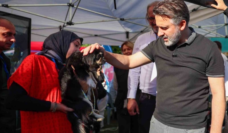 BURSA BÜYÜKŞEHİR BELEDİYESİ, CAN DOSTLARIN YAŞAM KOŞULLARINI İYİLEŞTİRMEK VE SAHİPLENDİRMEYİ TEŞVİK ETMEK AMACIYLA DÜZENLEDİĞİ YUVALANDIRMA ŞENLİĞİ'NDE 53 KEDİ VE 39 KÖPEK OLMAK ÜZERE TOPLAM 92 CAN DOSTUNU YENİ YUVALARINA KAVUŞTURARAK SAHİPLENDİRDİ.