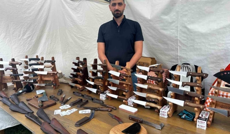 BURSA'DA 8 YILDIR BIÇAKÇILIK YAPAN ADEM ÇOBAN'IN, HAYVAN SAĞLIĞI İÇİN GELİŞTİRDİĞİ VE TÜRK PATENT VE MARKA KURUMU TARAFINDAN TASARIMI ONAYLANAN TESCİLLİ TIRNAK BIÇAĞI, BÜYÜKBAŞ HAYVAN SAHİPLERİNDEN İLGİ GÖRÜYOR.