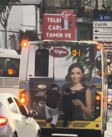 BURSA’NIN OSMANGAZİ İLÇESİ KENT MEYDANI’NDA İKİ KÜÇÜK ÇOCUĞUN SEYİR HALİNDEKİ OTOBÜSÜN ARKASINA TUTUNARAK YOLCULUK YAPTIĞI ANLAR CEP TELEFONU KAMERASINA YANSIDI.