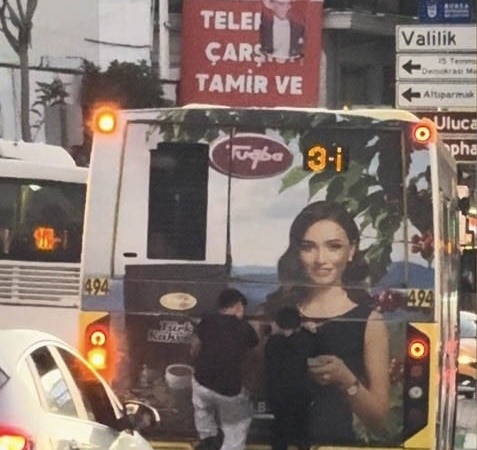 BURSA’NIN OSMANGAZİ İLÇESİ KENT MEYDANI’NDA İKİ KÜÇÜK ÇOCUĞUN SEYİR HALİNDEKİ OTOBÜSÜN ARKASINA TUTUNARAK YOLCULUK YAPTIĞI ANLAR CEP TELEFONU KAMERASINA YANSIDI.