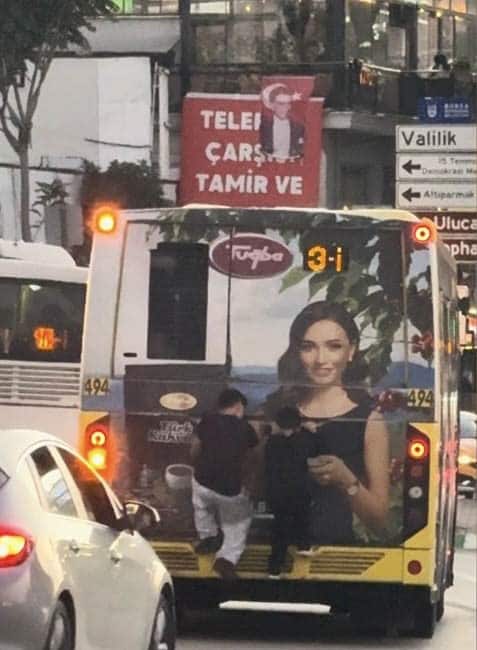 BURSA’NIN OSMANGAZİ İLÇESİ KENT MEYDANI’NDA İKİ KÜÇÜK ÇOCUĞUN SEYİR HALİNDEKİ OTOBÜSÜN ARKASINA TUTUNARAK YOLCULUK YAPTIĞI ANLAR CEP TELEFONU KAMERASINA YANSIDI.