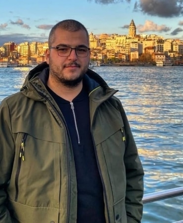 BURSA’NIN ORHANGAZİ İLÇESİNDE BİR FABRİKADA ELEKTRİKÇİ OLARAK ÇALIŞAN GENÇ BİR İŞÇİ ELEKTRİK ARIZASI İÇİN ÇIKTIĞI ÇATIDAN YAKLAŞIK 4 METRE YÜKSEKLİKTEN DÜŞEREK HAYATINI KAYBETTİ.