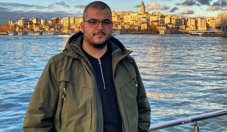 BURSA’NIN ORHANGAZİ İLÇESİNDE BİR FABRİKADA ELEKTRİKÇİ OLARAK ÇALIŞAN GENÇ BİR İŞÇİ ELEKTRİK ARIZASI İÇİN ÇIKTIĞI ÇATIDAN YAKLAŞIK 4 METRE YÜKSEKLİKTEN DÜŞEREK HAYATINI KAYBETTİ.