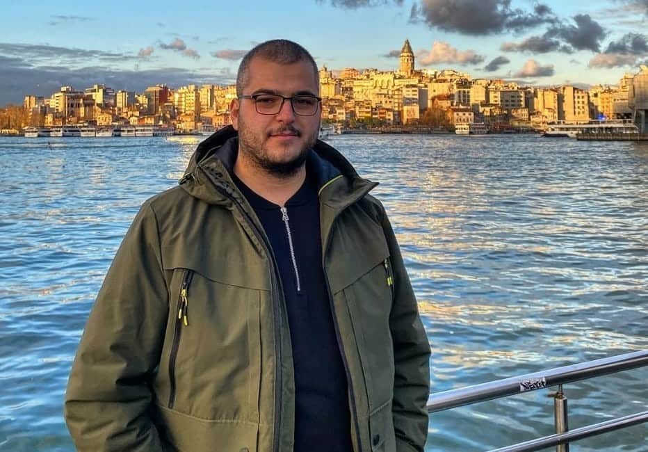 BURSA’NIN ORHANGAZİ İLÇESİNDE BİR FABRİKADA ELEKTRİKÇİ OLARAK ÇALIŞAN GENÇ BİR İŞÇİ ELEKTRİK ARIZASI İÇİN ÇIKTIĞI ÇATIDAN YAKLAŞIK 4 METRE YÜKSEKLİKTEN DÜŞEREK HAYATINI KAYBETTİ.