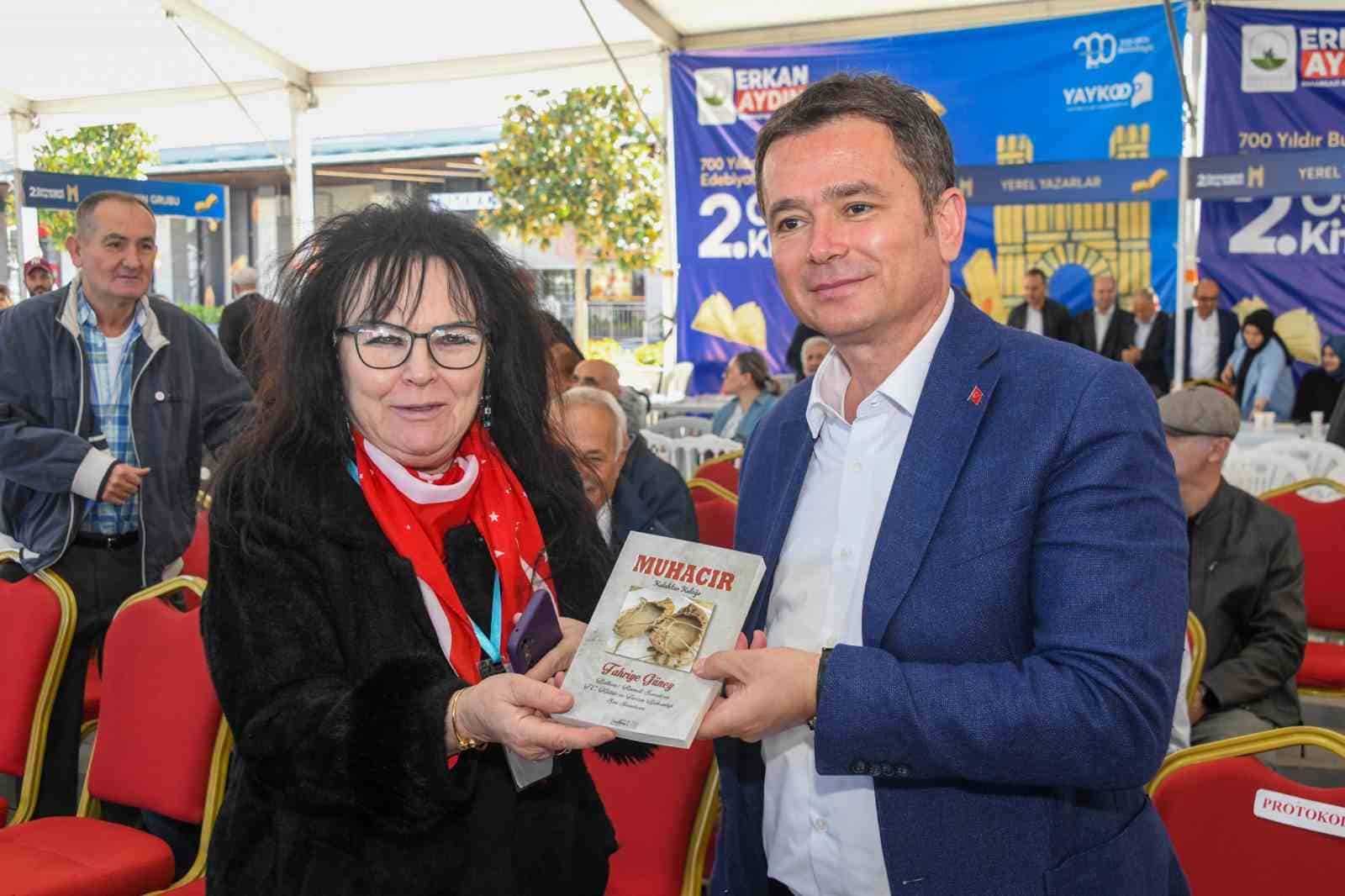 OSMANGAZİ BELEDİYESİ'NİN YAYINCILAR KOOPERATİFİ (YAYKOOP) İŞ BİRLİĞİYLE DÜZENLEDİĞİ 2. OSMANGAZİ KİTAP GÜNLERİ, KÜLTÜR VE EDEBİYAT DOLU BULUŞMALARIN ARDINDAN SONA ERDİ. OSMANGAZİ BELEDİYE BAŞKANI ERKAN AYDIN'IN DA KATILDIĞI FİNAL GÜNÜNDE SERHAN ASKER, BAHAR ERİŞ VE MUSTAFA KARA SÖYLEŞİLERİYLE OSMANGAZİ MEYDANI'NDA KİTAPSEVERLERLE BULUŞURKEN, PROGRAM İMZA ETKİNLİKLERİYLE DEVAM ETTİ.