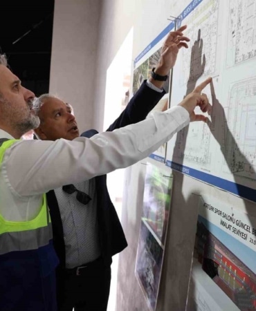 BURSA BÜYÜKŞEHİR BELEDİYE BAŞKAN VEKİLİ ŞAHİN BİBA, İMALATI SÜREN ATATÜRK SPOR SALONU’NDA TEKNİK İNCELEMELERDE BULUNDU VE PROJEDE FİZİKİ GERÇEKLEŞMENİN YÜZDE 80 SEVİYESİNE ULAŞTIĞINI DUYURDU.