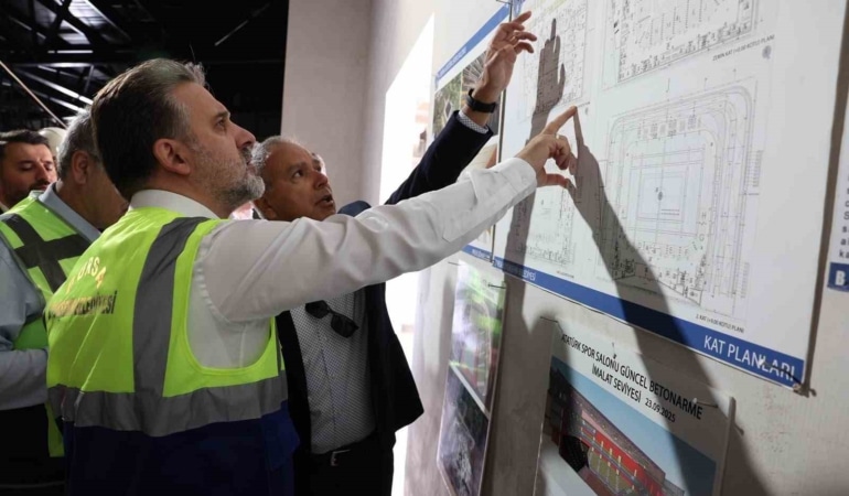 BURSA BÜYÜKŞEHİR BELEDİYE BAŞKAN VEKİLİ ŞAHİN BİBA, İMALATI SÜREN ATATÜRK SPOR SALONU’NDA TEKNİK İNCELEMELERDE BULUNDU VE PROJEDE FİZİKİ GERÇEKLEŞMENİN YÜZDE 80 SEVİYESİNE ULAŞTIĞINI DUYURDU.