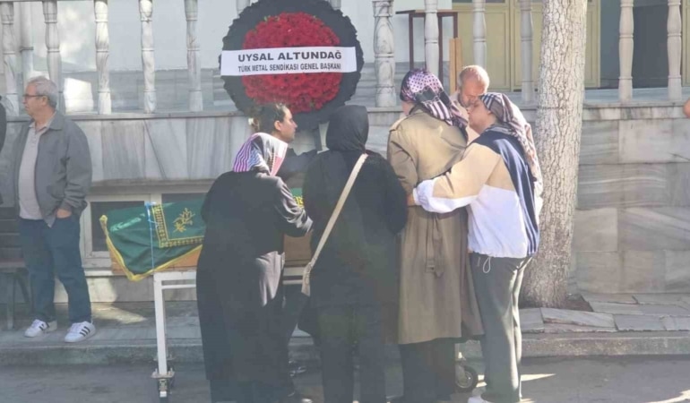 BURSA’NIN ORHANGAZİ İLÇESİNDE ÇALIŞTIĞI FABRİKADA 12 METRE YÜKSEKLİKTEKİ ÇATIDAN DÜŞEREK KALDIRILDIĞI HASTANEDE HAYATINI KAYBEDEN 28 YAŞINDAKİ YILDIRAY DENİZCİ ORHANGAZİ’YE BAĞLI YENİKÖY MAHALLESİNDE İKİNDİ VAKTİ KILINAN CENAZE NAMAZININ ARDINDAN GÖZYAŞLARI ARASINDA TOPRAĞA VERİLDİ.