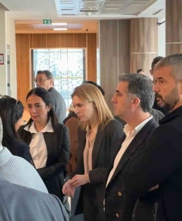 BURSA BÜYÜKŞEHİR BELEDİYE BAŞKANLIĞI GÖREVİNDEN UZAKLAŞTIRILARAK TUTUKLU YARGILANAN MUSTAFA BOZBEY İLE NİLÜFER BELEDİYESİ ÖNCEKİ DÖNEM BAŞKANI TURGAY ERDEM’İN DE ARALARINDA BULUNDUĞU 63 SANIKLI DAVANIN İKİNCİ CELSESİNDE, BOZBEY, ERDEM VE AYŞEGÜL ERKOL BİLİRKİŞİ RAPORUNA İTİRAZ ETTİ. EMİN ADANUR’UN AVUKATI İSE MÜVEKKİLİ HAKKINDA KORUMA TALEBİNDE BULUNDU. DURUŞMANIN BASINA KAPALI GERÇEKLEŞTİRİLDİĞİ ÖĞRENİLDİ.