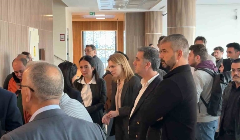 BURSA BÜYÜKŞEHİR BELEDİYE BAŞKANLIĞI GÖREVİNDEN UZAKLAŞTIRILARAK TUTUKLU YARGILANAN MUSTAFA BOZBEY İLE NİLÜFER BELEDİYESİ ÖNCEKİ DÖNEM BAŞKANI TURGAY ERDEM’İN DE ARALARINDA BULUNDUĞU 63 SANIKLI DAVANIN İKİNCİ CELSESİNDE, BOZBEY, ERDEM VE AYŞEGÜL ERKOL BİLİRKİŞİ RAPORUNA İTİRAZ ETTİ. EMİN ADANUR’UN AVUKATI İSE MÜVEKKİLİ HAKKINDA KORUMA TALEBİNDE BULUNDU. DURUŞMANIN BASINA KAPALI GERÇEKLEŞTİRİLDİĞİ ÖĞRENİLDİ.