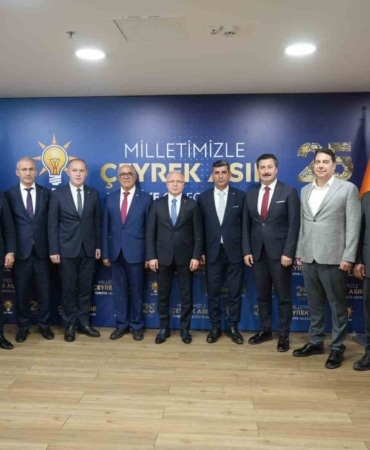 YENİŞEHİR BELEDİYES MECLİSİ’NDE BAĞIMSIZ OLARAK GÖREVLERİNİ SÜRDÜREN YALÇIN EDE VE ABDURRAHMAN İLETMİŞ, AK PARTİ’YE KATILDI. AK PARTİ BURSA İL BAŞKANLIĞINDA GERÇEKLEŞTİRİLEN TÖRENDE EDE VE İLETMİŞ’İN ROZETLERİNİ AK PARTİ BURSA İL BAŞKANI DAVUT GÜRKAN TAKTI.