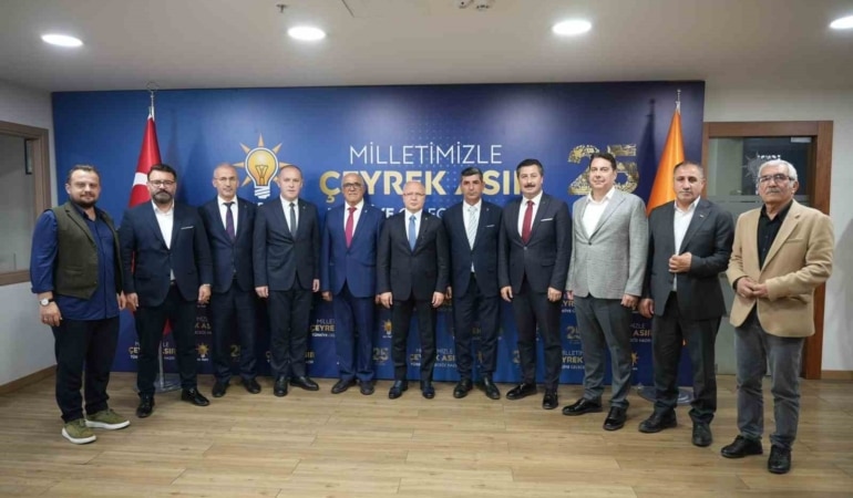 YENİŞEHİR BELEDİYES MECLİSİ’NDE BAĞIMSIZ OLARAK GÖREVLERİNİ SÜRDÜREN YALÇIN EDE VE ABDURRAHMAN İLETMİŞ, AK PARTİ’YE KATILDI. AK PARTİ BURSA İL BAŞKANLIĞINDA GERÇEKLEŞTİRİLEN TÖRENDE EDE VE İLETMİŞ’İN ROZETLERİNİ AK PARTİ BURSA İL BAŞKANI DAVUT GÜRKAN TAKTI.