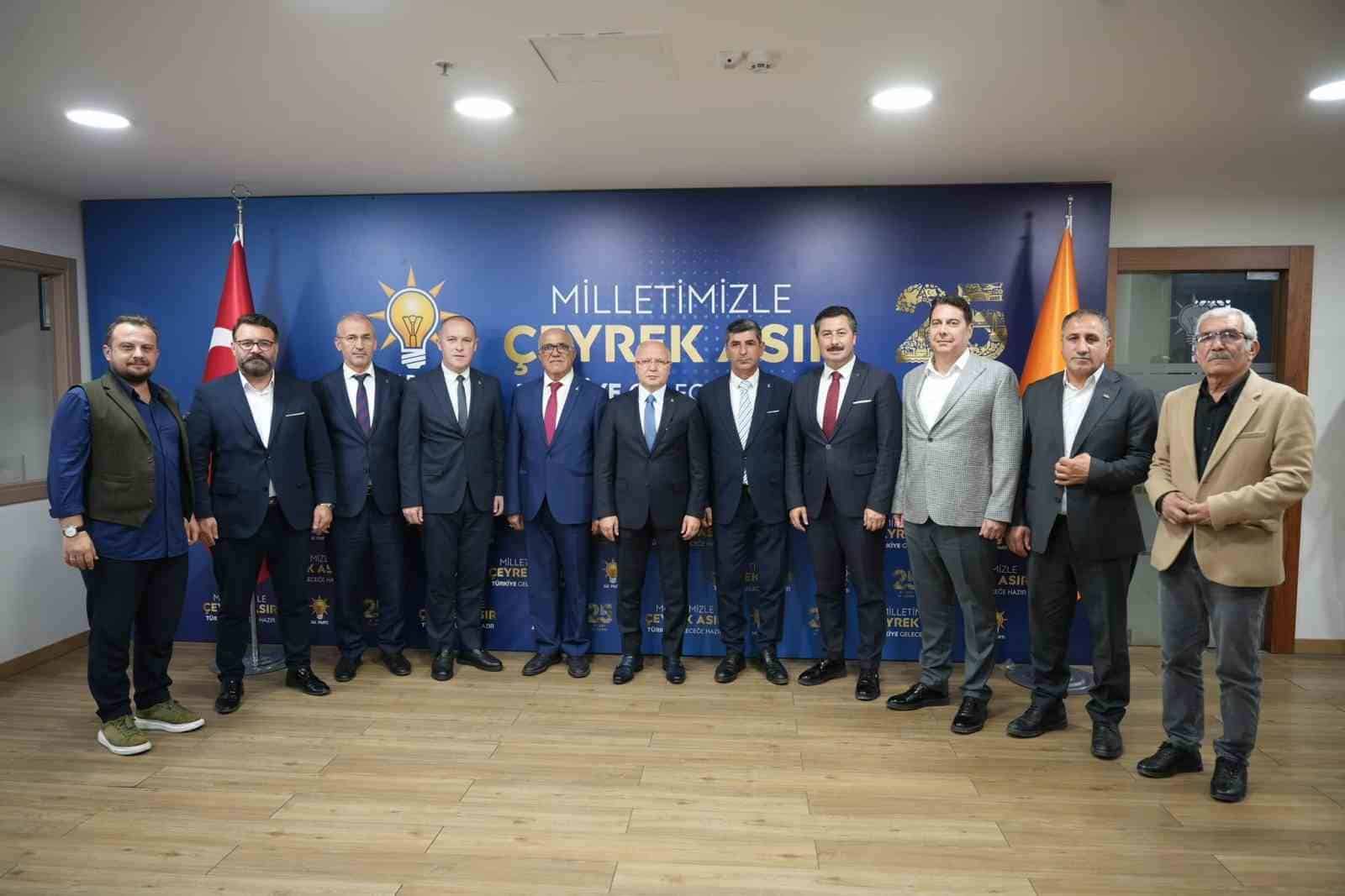 YENİŞEHİR BELEDİYES MECLİSİ’NDE BAĞIMSIZ OLARAK GÖREVLERİNİ SÜRDÜREN YALÇIN EDE VE ABDURRAHMAN İLETMİŞ, AK PARTİ’YE KATILDI. AK PARTİ BURSA İL BAŞKANLIĞINDA GERÇEKLEŞTİRİLEN TÖRENDE EDE VE İLETMİŞ’İN ROZETLERİNİ AK PARTİ BURSA İL BAŞKANI DAVUT GÜRKAN TAKTI.
