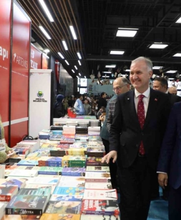 İNEGÖL BELEDİYESİ TARAFINDAN HER YIL DÜZENLENEN İNEGÖL KİTAP GÜNLERİ, 2026 YILINDA 10. KEZ KİTAPSEVERLERLE BULUŞMAYA HAZIRLANIYOR. ŞEHRİN KÜLTÜR VE SANAT HAYATINA ÖNEMLİ KATKILAR SUNAN ORGANİZASYON, 30 EKİM-8 KASIM 2026 TARİHLERİ ARASINDA GERÇEKLEŞTİRİLECEK.