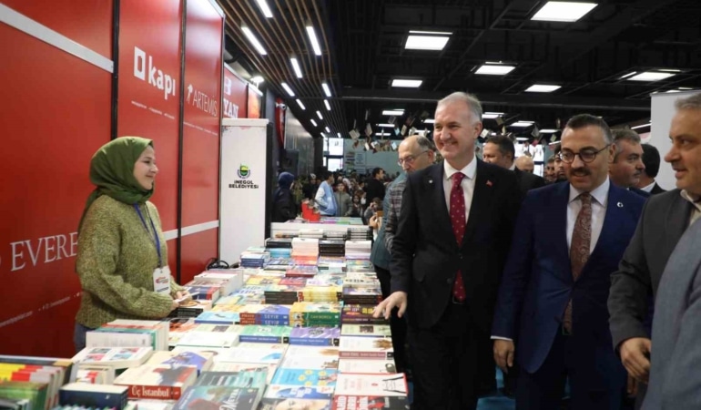 İNEGÖL BELEDİYESİ TARAFINDAN HER YIL DÜZENLENEN İNEGÖL KİTAP GÜNLERİ, 2026 YILINDA 10. KEZ KİTAPSEVERLERLE BULUŞMAYA HAZIRLANIYOR. ŞEHRİN KÜLTÜR VE SANAT HAYATINA ÖNEMLİ KATKILAR SUNAN ORGANİZASYON, 30 EKİM-8 KASIM 2026 TARİHLERİ ARASINDA GERÇEKLEŞTİRİLECEK.