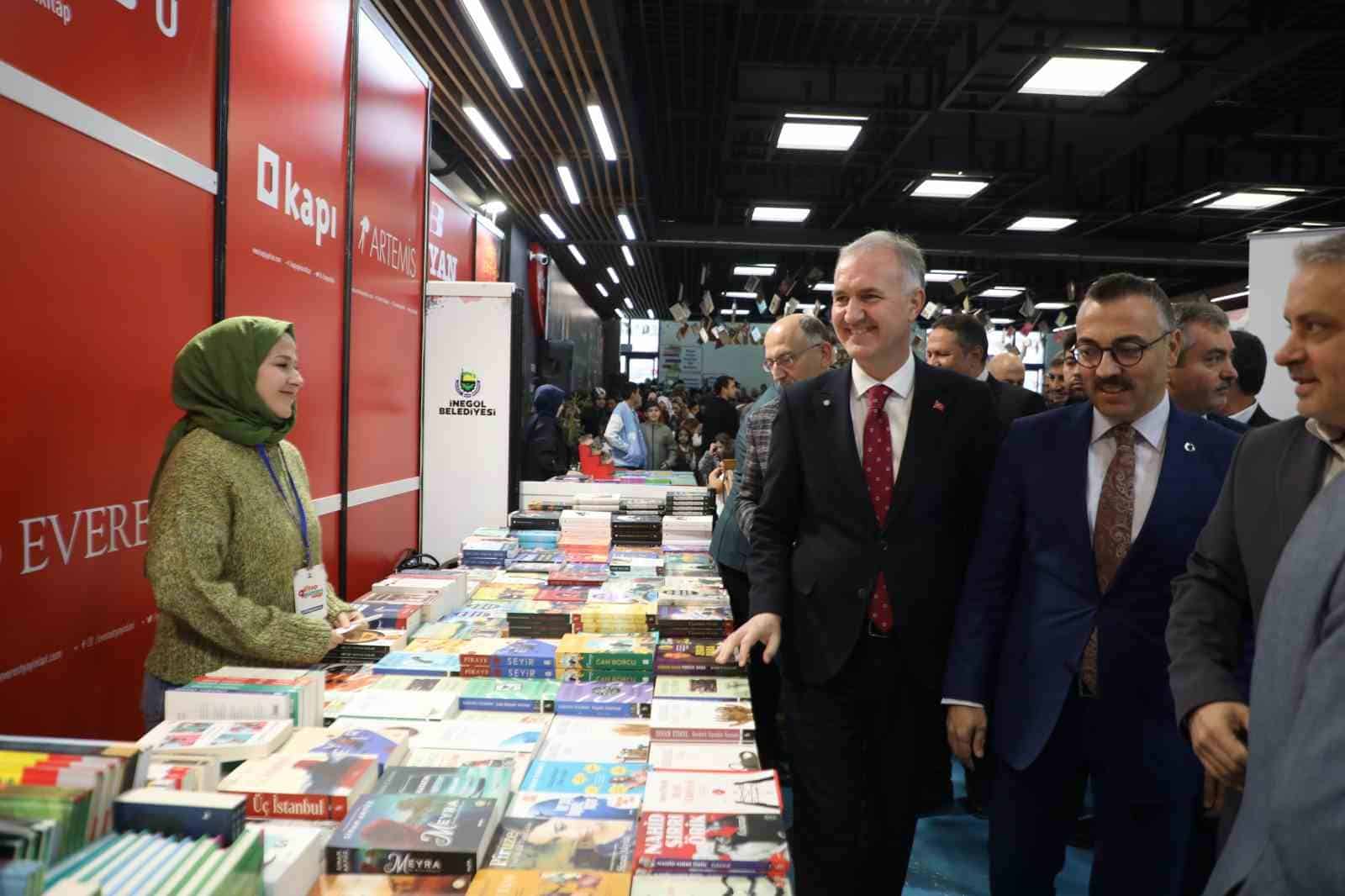 İNEGÖL BELEDİYESİ TARAFINDAN HER YIL DÜZENLENEN İNEGÖL KİTAP GÜNLERİ, 2026 YILINDA 10. KEZ KİTAPSEVERLERLE BULUŞMAYA HAZIRLANIYOR. ŞEHRİN KÜLTÜR VE SANAT HAYATINA ÖNEMLİ KATKILAR SUNAN ORGANİZASYON, 30 EKİM-8 KASIM 2026 TARİHLERİ ARASINDA GERÇEKLEŞTİRİLECEK.