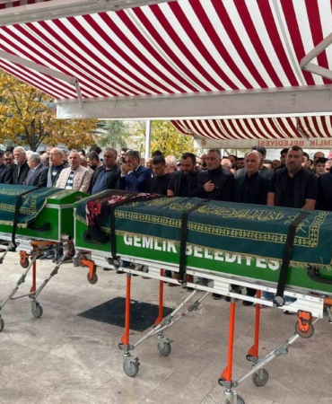 BURSA’NIN GEMLİK İLÇESİNDE, 67 YAŞINDAKİ VURAL KARA İLE EŞİ ASİYE KARA, DÜZENLENEN CENAZE NAMAZININ ARDINDAN SON YOLCULUKLARINA UĞURLANDI.