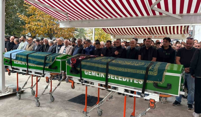 BURSA’NIN GEMLİK İLÇESİNDE, 67 YAŞINDAKİ VURAL KARA İLE EŞİ ASİYE KARA, DÜZENLENEN CENAZE NAMAZININ ARDINDAN SON YOLCULUKLARINA UĞURLANDI.