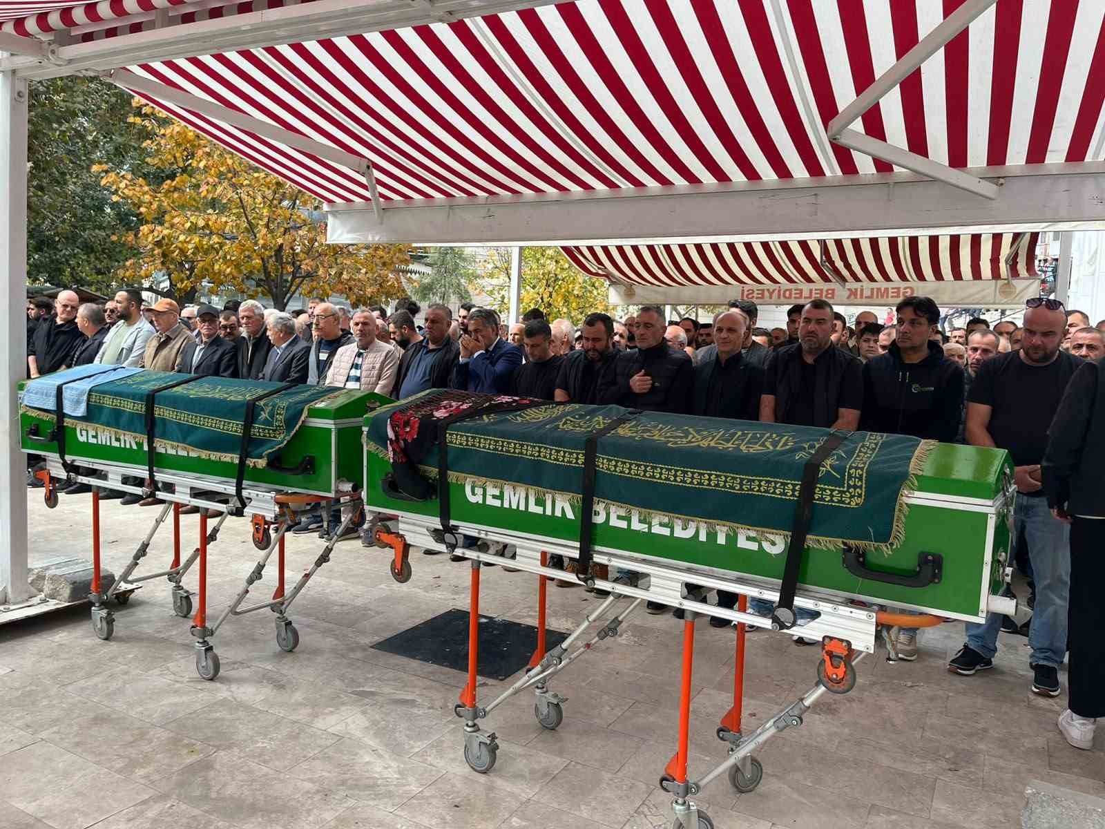 BURSA’NIN GEMLİK İLÇESİNDE, 67 YAŞINDAKİ VURAL KARA İLE EŞİ ASİYE KARA, DÜZENLENEN CENAZE NAMAZININ ARDINDAN SON YOLCULUKLARINA UĞURLANDI.
