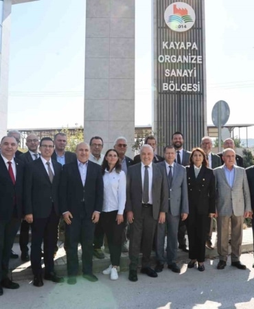 NİLÜFER BELEDİYE BAŞKANI ŞADİ ÖZDEMİR, SANAYİCİLERLE BİR ARAYA GELDİĞİ TOPLANTIDA KAYAPA-KURUÇEŞME KATI ATIK BERTARAF VE DEPOLAMA TESİSİ’NİN YERİ, ÇEVRE VE TRAFİKTE OLUŞTURACAĞI SORUNLARI AKTARDI. KATI ATIK TESİSİNİN YERİNİN YANLIŞ OLDUĞUNU VURGULAYAN BAŞKAN ŞADİ ÖZDEMİR, "‘ŞEHRİ DAHA GÜZEL NASIL YAPARIZ?’ DİYE GELDİK. ANCAK KARŞI GÖRÜŞ VERMEMİZE RAĞMEN ÇÖP TESİSİ KURULUYOR" DEDİ