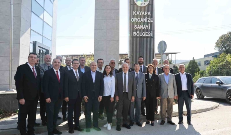 NİLÜFER BELEDİYE BAŞKANI ŞADİ ÖZDEMİR, SANAYİCİLERLE BİR ARAYA GELDİĞİ TOPLANTIDA KAYAPA-KURUÇEŞME KATI ATIK BERTARAF VE DEPOLAMA TESİSİ’NİN YERİ, ÇEVRE VE TRAFİKTE OLUŞTURACAĞI SORUNLARI AKTARDI. KATI ATIK TESİSİNİN YERİNİN YANLIŞ OLDUĞUNU VURGULAYAN BAŞKAN ŞADİ ÖZDEMİR, "‘ŞEHRİ DAHA GÜZEL NASIL YAPARIZ?’ DİYE GELDİK. ANCAK KARŞI GÖRÜŞ VERMEMİZE RAĞMEN ÇÖP TESİSİ KURULUYOR" DEDİ
