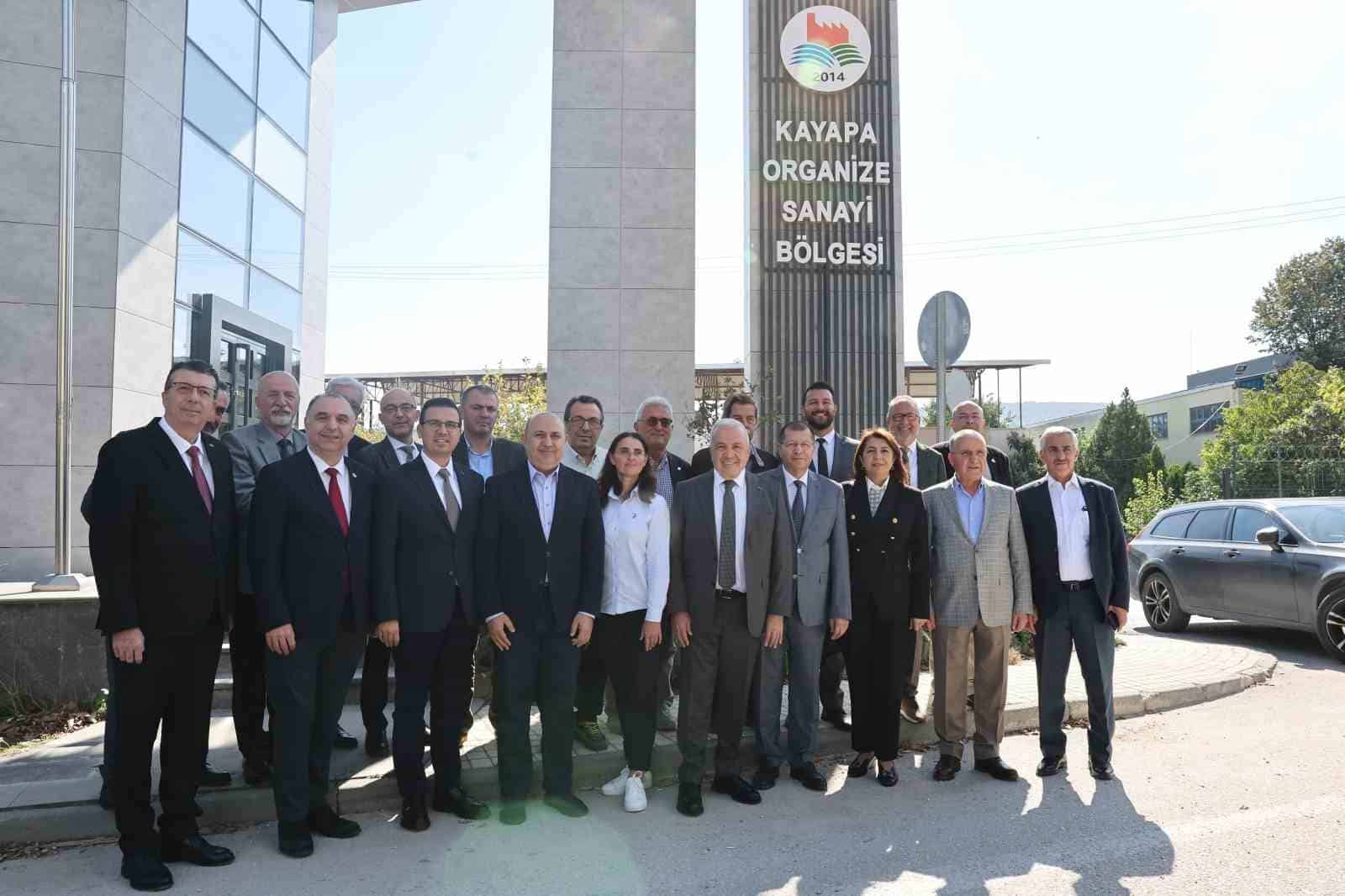 NİLÜFER BELEDİYE BAŞKANI ŞADİ ÖZDEMİR, SANAYİCİLERLE BİR ARAYA GELDİĞİ TOPLANTIDA KAYAPA-KURUÇEŞME KATI ATIK BERTARAF VE DEPOLAMA TESİSİ’NİN YERİ, ÇEVRE VE TRAFİKTE OLUŞTURACAĞI SORUNLARI AKTARDI. KATI ATIK TESİSİNİN YERİNİN YANLIŞ OLDUĞUNU VURGULAYAN BAŞKAN ŞADİ ÖZDEMİR, "‘ŞEHRİ DAHA GÜZEL NASIL YAPARIZ?’ DİYE GELDİK. ANCAK KARŞI GÖRÜŞ VERMEMİZE RAĞMEN ÇÖP TESİSİ KURULUYOR" DEDİ