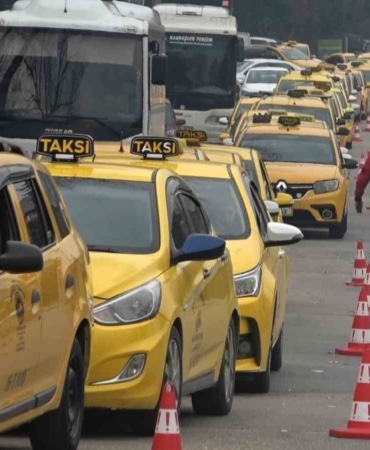 BURSA’DA TAKSİ ÜCRETLERİNE YAPILAN ZAM UYGULANMAYA BAŞLIYOR. YENİ ÜCRET TARİFESİNE GÖRE TAKSİMETRE AÇILIŞ ÜCRETİ 52 TL'DEN 65 TL'YE YÜKSELİRKEN, KİLOMETRE BAŞINA ÜCRET 45TL'DEN YÜKSELTİLEREK 55 TL OLARAK BELİRLENDİ. ZAMLI TARİFE PAZAR GÜNÜ HAYATA GEÇECEK. TAKSİMETRELER DE RAKAMLAR YENİLENECEK.