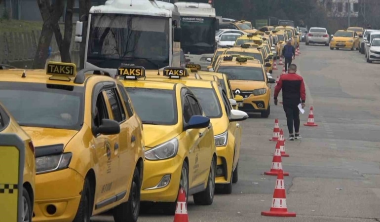 BURSA’DA TAKSİ ÜCRETLERİNE YAPILAN ZAM UYGULANMAYA BAŞLIYOR. YENİ ÜCRET TARİFESİNE GÖRE TAKSİMETRE AÇILIŞ ÜCRETİ 52 TL'DEN 65 TL'YE YÜKSELİRKEN, KİLOMETRE BAŞINA ÜCRET 45TL'DEN YÜKSELTİLEREK 55 TL OLARAK BELİRLENDİ. ZAMLI TARİFE PAZAR GÜNÜ HAYATA GEÇECEK. TAKSİMETRELER DE RAKAMLAR YENİLENECEK.