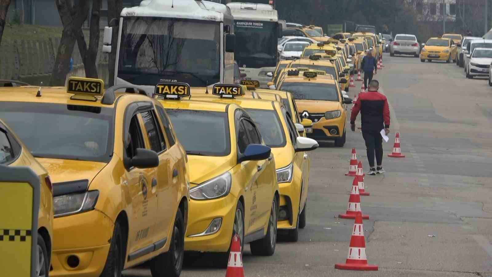 BURSA’DA TAKSİ ÜCRETLERİNE YAPILAN ZAM UYGULANMAYA BAŞLIYOR. YENİ ÜCRET TARİFESİNE GÖRE TAKSİMETRE AÇILIŞ ÜCRETİ 52 TL'DEN 65 TL'YE YÜKSELİRKEN, KİLOMETRE BAŞINA ÜCRET 45TL'DEN YÜKSELTİLEREK 55 TL OLARAK BELİRLENDİ. ZAMLI TARİFE PAZAR GÜNÜ HAYATA GEÇECEK. TAKSİMETRELER DE RAKAMLAR YENİLENECEK.