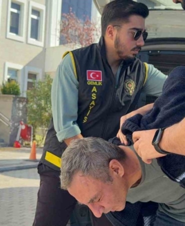 BURSA'NIN GEMLİK İLÇESİNDE YAŞLI KARI KOCANIN EVLERİNDE ÖLDÜRÜLMESİYLE İLGİLİ GÖZALTINA ALINAN 46 YAŞINDAKİ K.S., ÇIKARILDIĞI MAHKEMECE TUTUKLANARAK CEZAEVİNE GÖNDERİLDİ.