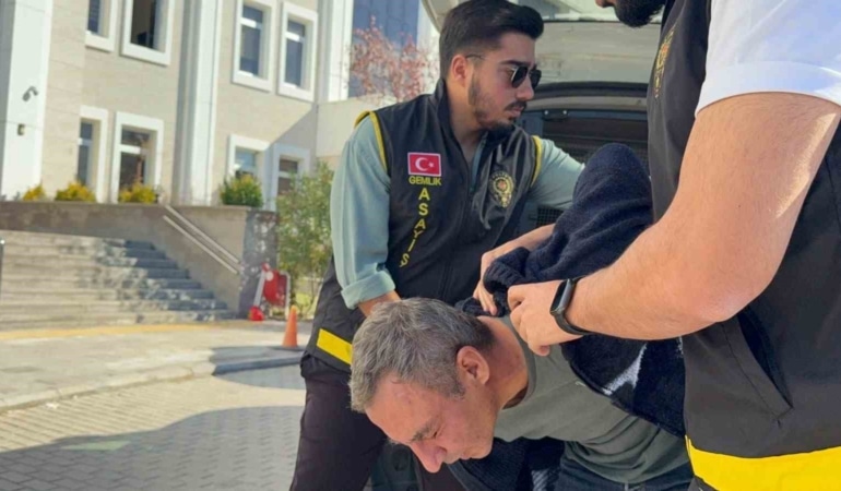 BURSA'NIN GEMLİK İLÇESİNDE YAŞLI KARI KOCANIN EVLERİNDE ÖLDÜRÜLMESİYLE İLGİLİ GÖZALTINA ALINAN 46 YAŞINDAKİ K.S., ÇIKARILDIĞI MAHKEMECE TUTUKLANARAK CEZAEVİNE GÖNDERİLDİ.