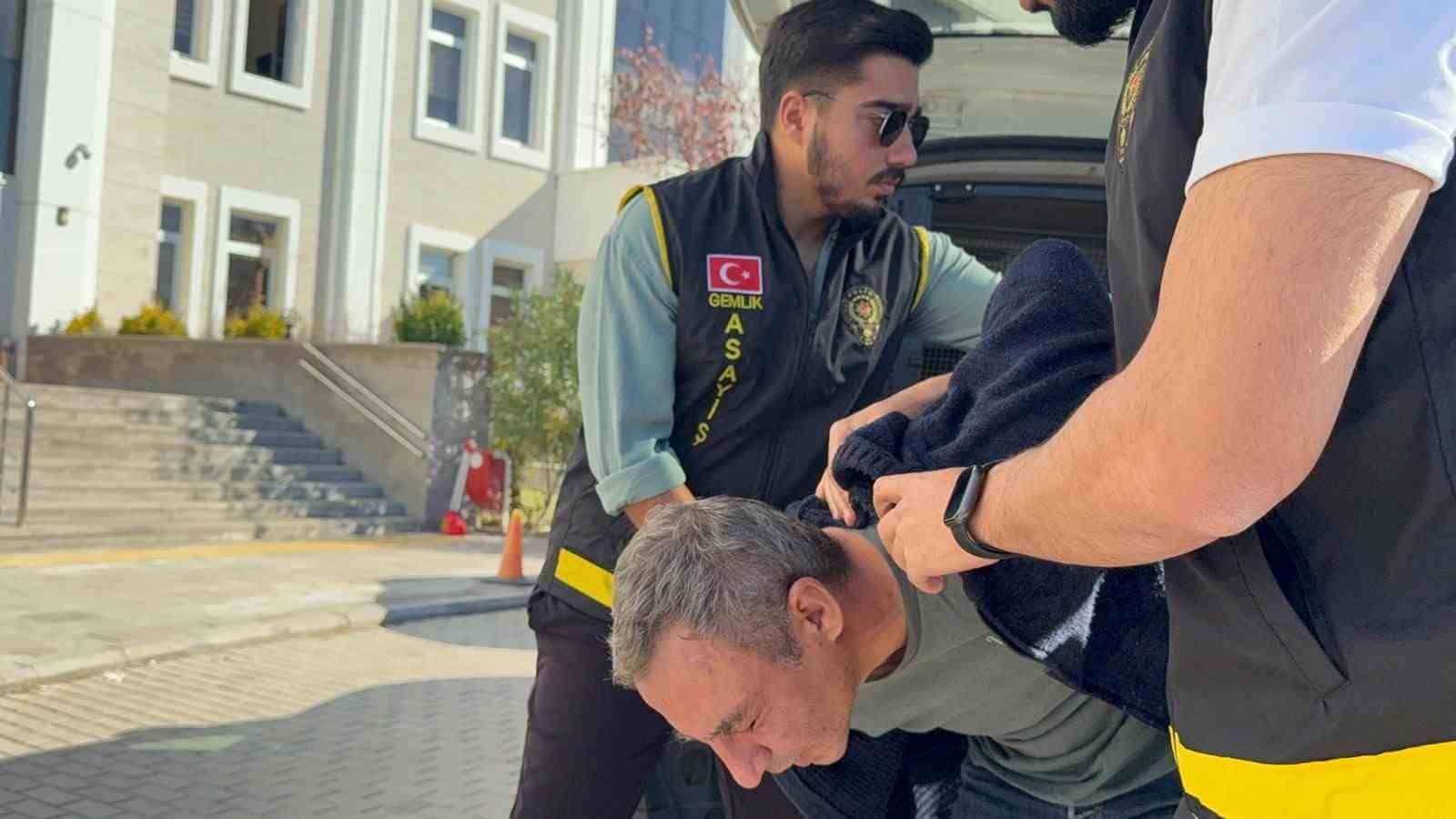 BURSA'NIN GEMLİK İLÇESİNDE YAŞLI KARI KOCANIN EVLERİNDE ÖLDÜRÜLMESİYLE İLGİLİ GÖZALTINA ALINAN 46 YAŞINDAKİ K.S., ÇIKARILDIĞI MAHKEMECE TUTUKLANARAK CEZAEVİNE GÖNDERİLDİ.