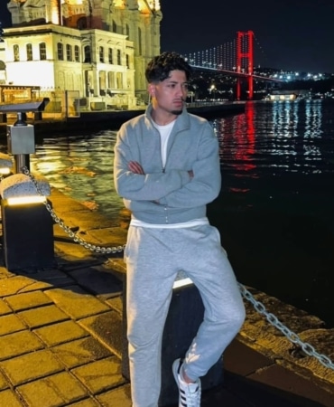 KARACABEY’DE 5 EKİM’DE MEYDANA GELEN VE GENÇ GÖKÇE ALKAN’IN HAYATINI KAYBETMESİYLE SONUÇLANAN CİNAYETİN ARDINDAN GÖZALTINA ALINAN 24 YAŞINDAKİ MUSTAFA BAĞ, KASTEN PLANLAYARAK ADAM ÖLDÜRME SUÇUNDAN ÇIKARILDIĞI NÖBETÇİ SULH CEZA HÂKİMLİĞİ TARAFINDAN TUTUKLANARAK CEZAEVİNE GÖNDERİLDİ.
