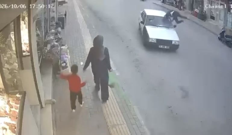BURSA'DA TOFAŞ MARKA OTOMOBİL, YOLUN KARŞISINA GEÇMEYE ÇALIŞAN YAYAYA ÇARPTI. KAZADA YAYA HAFİF ŞEKİLDE YARALANIRKEN, OTOMOBİLİN ÖN CAMI KIRILDI. KAZA ANI, ÇEVREDEKİ BİR İŞ YERİNİN GÜVENLİK KAMERASINA YANSIDI.