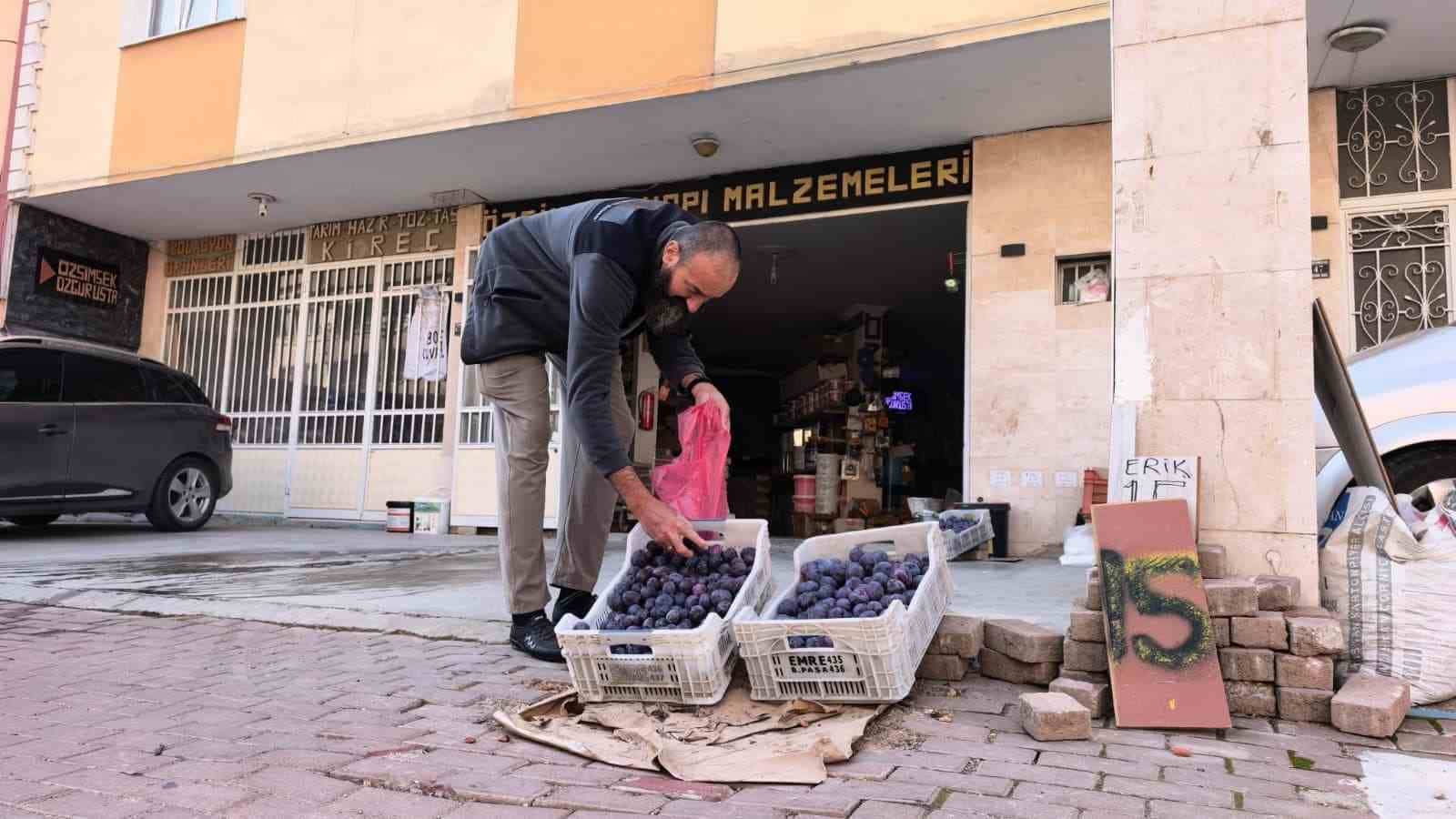 BURSA’NIN İNEGÖL İLÇESİNDE ANNESİNE AİT TARLADA YAKLAŞIK 10 TON ERİK YETİŞTİREN 48 YAŞINDAKİ ÖZGÜR ŞİMŞEK, ÜRÜNLERİNİ SATAMAYINCA İLGİNÇ BİR YÖNTEME BAŞVURDU. ŞİMŞEK, HAZIRLADIĞI VİDEO SOSYAL MEDYADA BÜYÜK İLGİ GÖRÜNCE ELİNDEKİ ERİKLERİ VATANDAŞLARA UYGUN FİYATA VE ZAMAN ZAMAN ÜCRETSİZ DAĞITMAYA BAŞLADI.