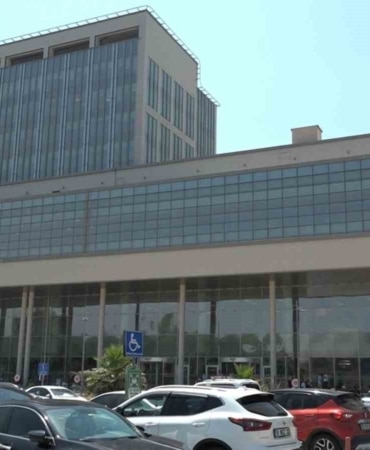 BURSA’DA 63 SANIĞIN YARGILANDIĞI DAVADA MAHKEME ARA KARARINI AÇIKLADI. TUTUKLU 6 SANIĞIN TAHLİYESİNE, 10 SANIĞIN İSE TUTUKLULUK HALİNİN DEVAMINA KARAR VERİLİRKEN, DURUŞMA ERTELENDİ.